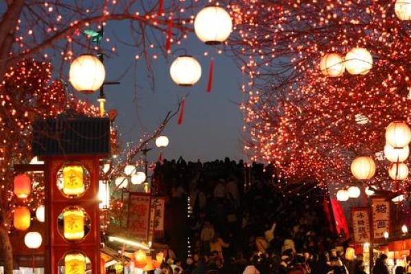 元宵花灯闹新春，民俗风情共欢腾