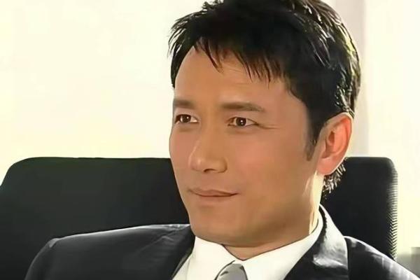 痣点成亮点，侧脸男星魅力十足